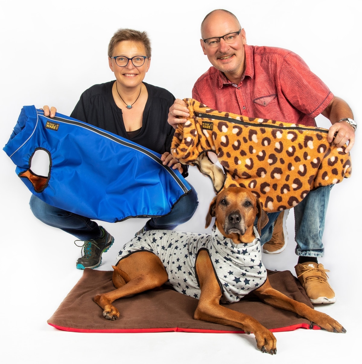 RR DOG`s WARE Team Carmen und Jörg Düring GbR mit Model Rhodesian Ridgeback Wilma und Hundemantel nach Maß