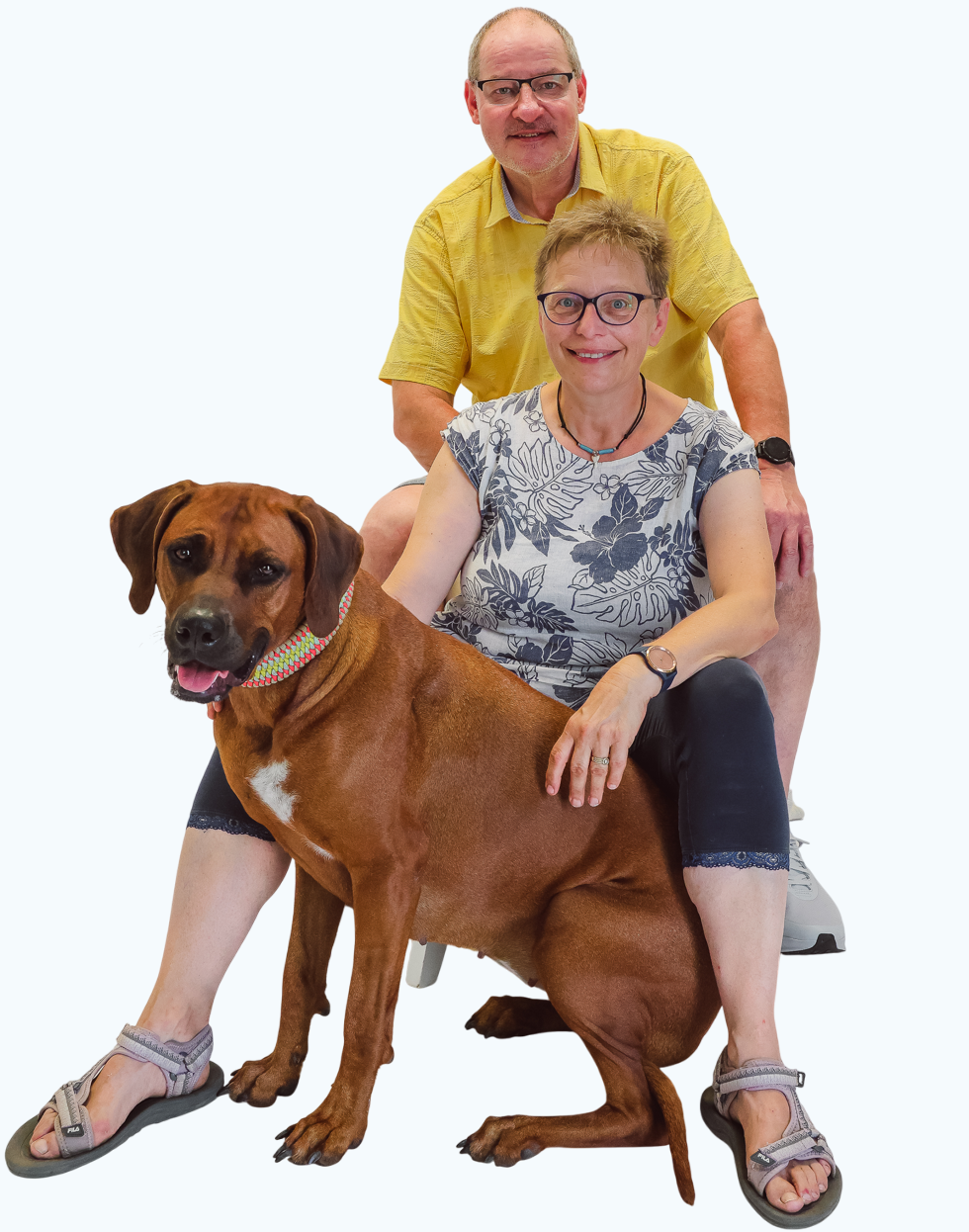 Ein Gruppenbild welches Carmen und Jörg Düring mit Model Rhodesian Ridgeback Trudel vom Team RR DOG`s WARE Ware Hundebekleidung nach Maß zeigt