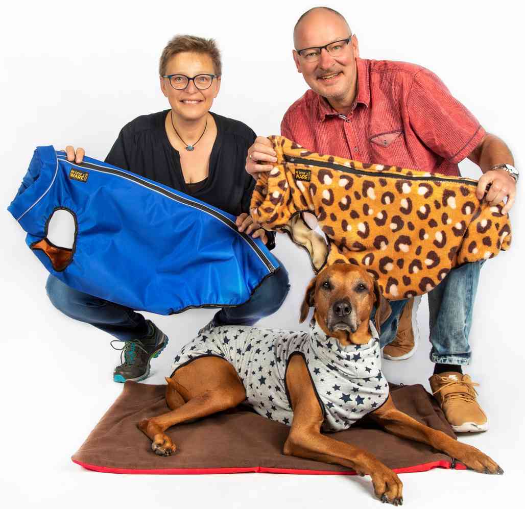 Hier zeigen Carmen und Jörg Düring von RR DOG`s WARE Hundebekleidung nach Maß den ultimativen Maßhundemantel mit permanentem wasserdichten Reißverschluss auf dem Rücken